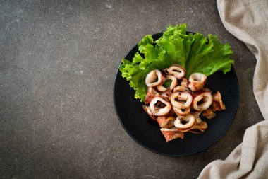 plaka üzerinde ızgara kalamar