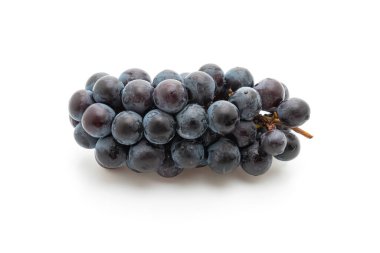 beyaz arka planda taze siyah üzüm