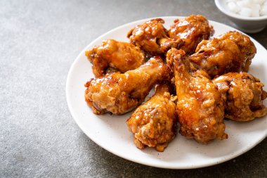 Soslu kızarmış tavuk.