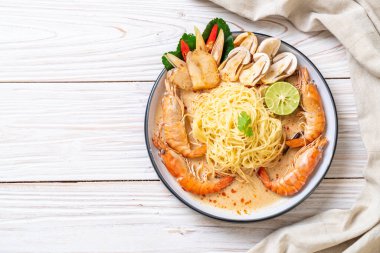 Baharatlı karides spagetti makarna (Tom Yum Goong)