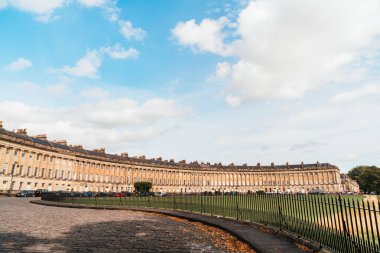 Bath, İngiltere - 30 Ağustos 2019: The famous Royal Crescent at Bath 