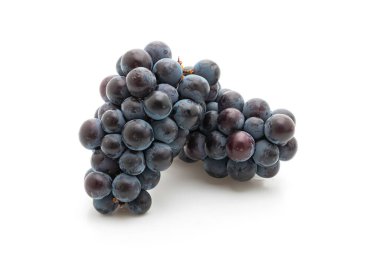 beyaz arka planda taze siyah üzüm