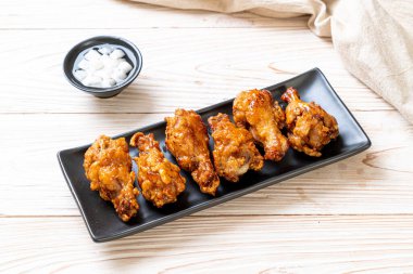 Soslu kızarmış tavuk.