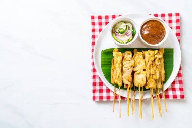 Domuz Satay-ızgara domuz fıstığı sosu veya tatlı ile servis ve 