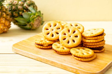 ananas reçel ile bisküvi