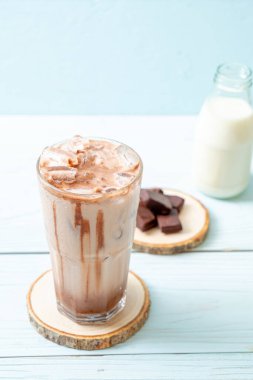 Buzlu çikolata milkshake içecek