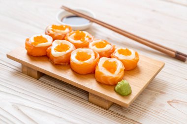 mayonez ve karides yumurta ile taze somon suşi rulo