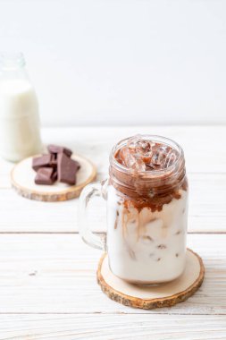 Buzlu çikolata milkshake içecek