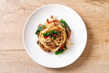 tavuk ve fesleğen ile karıştırın-kızarmış spagetti