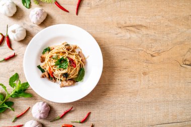 tavuk ve fesleğen ile karıştırın-kızarmış spagetti