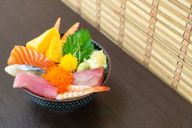 pirinç kase (donburi) tepesinde taze çiğ karıştırın)