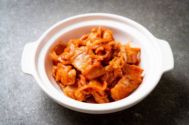 kimchi ile tavada kızartılmış domuz eti