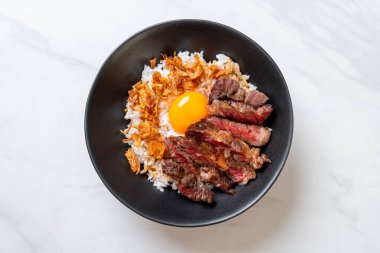 yumurta ile tepesinde pirinç kase dilimlenmiş sığır eti