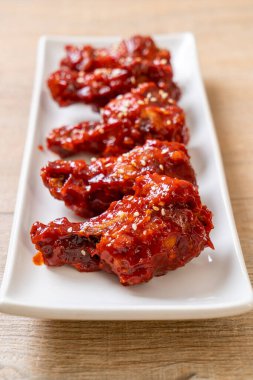 Baharatlı soslu kızarmış tavuk 