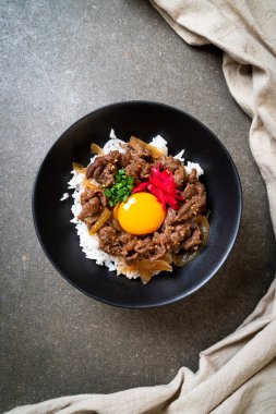 Biftek dilimlenmiş pirinç (Gyuu-Don) 