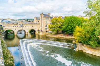 Bath, İngiltere - 30 Ağustos 2019 Pulteney Köprüsü A Nehri manzarası