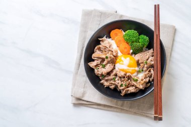 Donburi, domuz eti Pilav kasesi onsen yumurta ve sebze ile