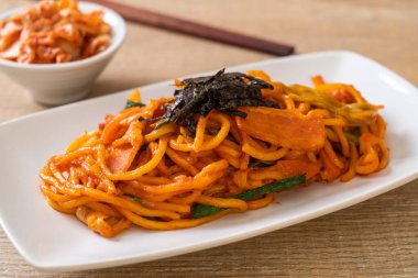 Kore baharatlı soslu ve sebzeli kızarmış erişte.