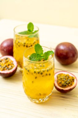 taze ve buzlu tutku meyve suyu