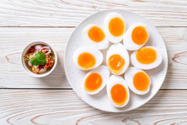 Yumuşak haşlanmış yumurta baharatlı salata 