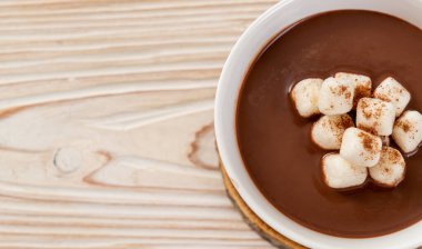 Şekerlemeli sıcak çikolata.