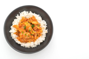 Kızarmış domuz eti, üstüne kimchi, üstüne pirinç, beyaz torba.