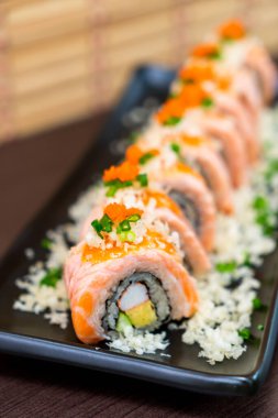 ızgara somon suşi roll - Japon yemekleri