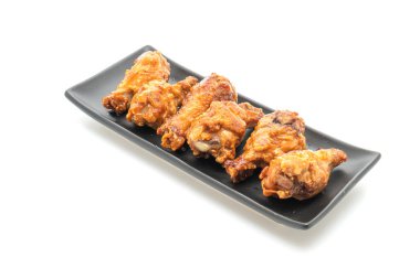 Beyaz arka planda kızarmış tavuk