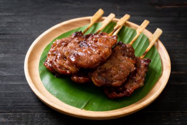 saptırılmış süt domuz beyaz yapışkan pirinç ile ızgara