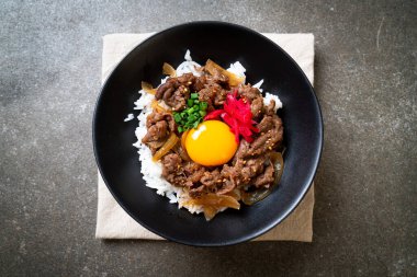 Biftek dilimlenmiş pirinç (Gyuu-Don) 