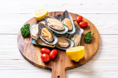 Ahşap tahta üzerinde taze midye