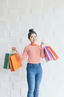 Asyalı kadın holding alışveriş torbaları