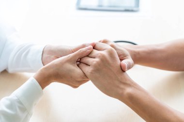 Kadın doktorun eli kıdemli hastasını tutuyor