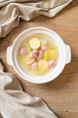 Kış karpuz çorbası, kıymalı domuz eti ve yumurtalı tofu.