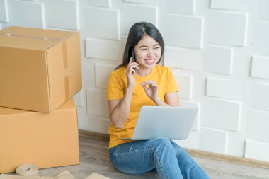 Genç Asya iş başlangıç yukarı online satıcı sahibi kullanarak bilgisayar