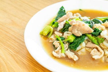  Fried noodle domuz eti ve brokoli ile 