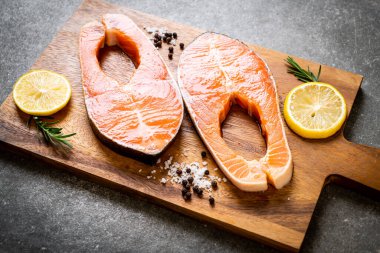 taze çiğ somon fileto biftek