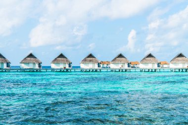 plaj ve deniz ile tropikal Maldivler tatil otel ve ada