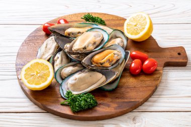 Ahşap tahta üzerinde taze midye
