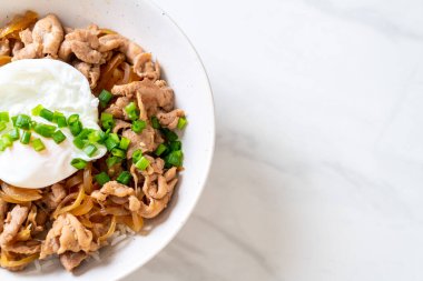 domuz eti pilav kasesi ile yumurta (Donburi) - Japon yemekleri 