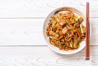 tavada kızartılmış yakisoba noodle domuz eti ile