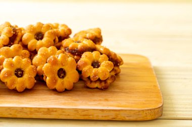 ananas reçeli ile çiçek bisküvi