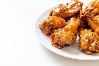 Soslu kızarmış tavuk.