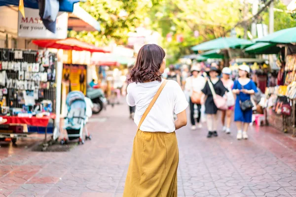 Mulher asiática feliz e bonita viajando em Khao Sarn Road, Tha — Fotografia de Stock