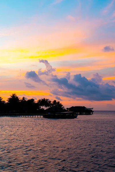Cielo del atardecer con la isla de Maldivas — Foto de Stock