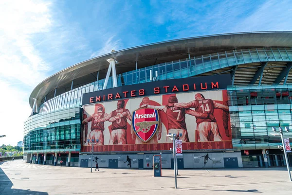 LONDON, UNITED KINGDOM - 31 AUG 2019: Outside view of Emirates S — Stock Photo, Image