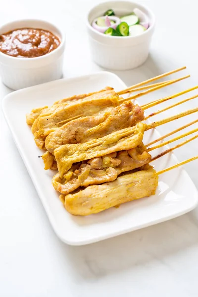 Fläsk satay-grillad fläskfilé serveras med jordnötssås eller söt och — Stockfoto