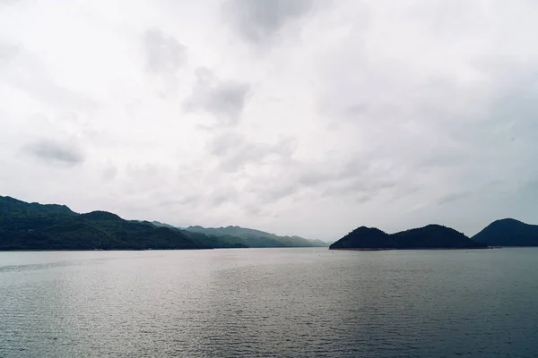 Srinagarind-Staudamm bei bewölktem Himmel in Kanchanaburi, Thailand — Stockfoto