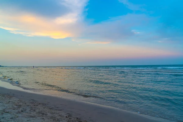 Hermoso cielo crepuscular con playa de mar — Foto de Stock
