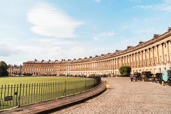 Bath, İngiltere - 30 Ağustos 2019: The famous Royal Crescent at Bath 